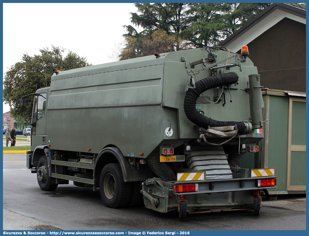 AM BN209
Aeronautica Militare Italiana
Iveco EuroCargo 150E18 I serie
AS 990 Airport Sweeper
Allestitore Aebi Schmidt Holding AG
Parole chiave: AMI;A.M.I.;Aeronautica;Militare;Italiana;Iveco;EuroCargo;150E18