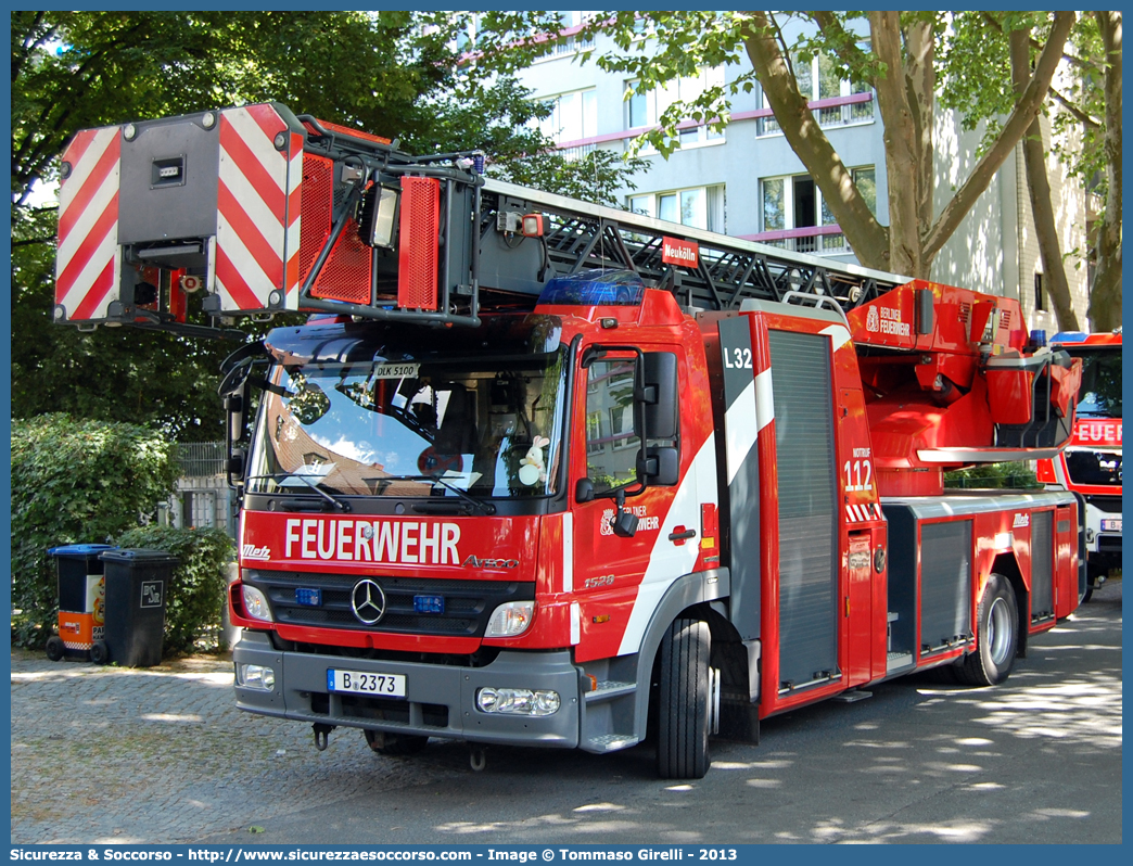 -
Bundesrepublik Deutschland
Berliner Feuerwehr
DLAK - Vollautomatische Drehleiter Kennzeichnung
Mercedes Benz Atego 1529F 
II generation facelift
Conversion by Metz
Parole chiave: FW;Berliner;Feuerwehr;DLAK;Vollautomatische;Drehleiter;Kennzeichnung;Mercedes;Benz;Atego;1529F;Metz