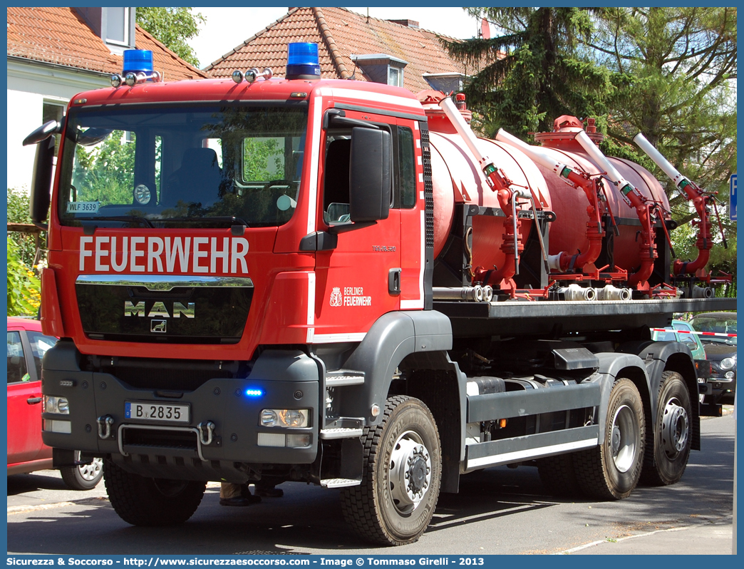 -
Bundesrepublik Deutschland
Berliner Feuerwehr
AB - Abrollbehälter Schaummittel
MAN TGS 28.320
Conversion by Meiller Fahrzeug und Maschinenfabrik GmbH
Parole chiave: FW;Berliner;Feuerwehr;AB;Abrollbehälter;Atemschutz;MAN;TGS;28.320;Meiller