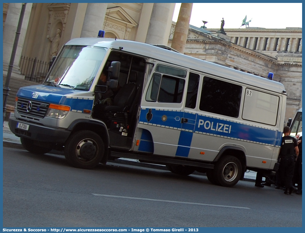 -
Bundesrepublik Deutschland
Landespolizei Berlin
Mercedes Benz 613D Vario
Parole chiave: Repubblica;Federale;Germania;Bundesrepublik;Deutschland;Landespolizei;Polizei;Berlin;Mercedes;Benz;613D;Vario