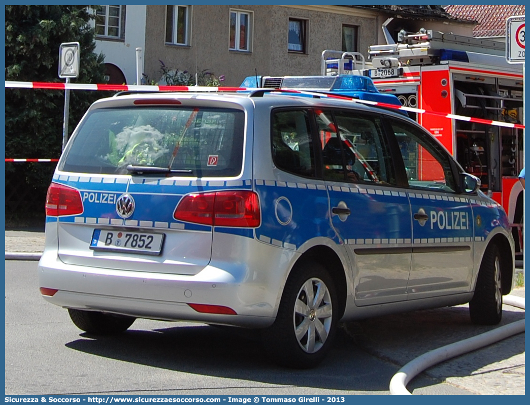 -
Bundesrepublik Deutschland
Landespolizei Berlin
Volkswagen Touran II generation
Parole chiave: Repubblica;Federale;Germania;Bundesrepublik;Deutschland;Landespolizei;Polizei;Berlin;Volkswagen;Touran