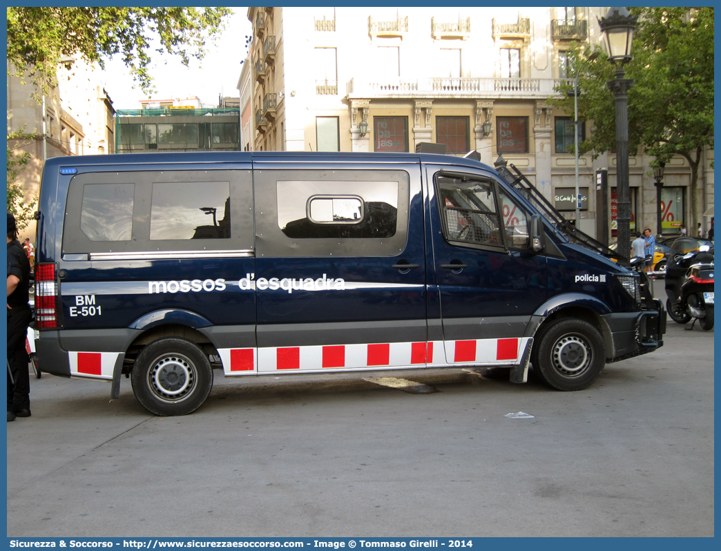 BM E-501
Reino de España
Mossos d'Esquadra
Brigada Mobil
Mercedes Benz Sprinter II generation
Parole chiave: Regno di Spagna;Spagna;Espana;España;Reino de España;Mossos;Esquadra;Mercedes Benz;Sprinter