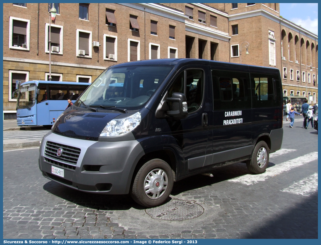 CC DC811
Arma dei Carabinieri
1° Reggimento Carabinieri "Tuscania"
Fiat Ducato III serie
Parole chiave: CC;C.C.;Arma;dei;Carabinieri;Reggimento;Paracadutisti;Tuscania;Fiat;Ducato;X250