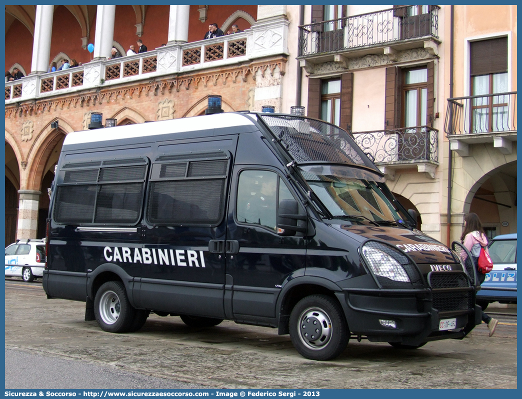 CC DF462
Arma dei Carabinieri
Battaglioni Mobili
Iveco Daily 50C17 V serie
Parole chiave: CC;C.C.;Arma;Carabinieri;Battaglioni;Mobili;Battaglione;Iveco;Daily;50C17;Blindato;Ordine;Pubblico