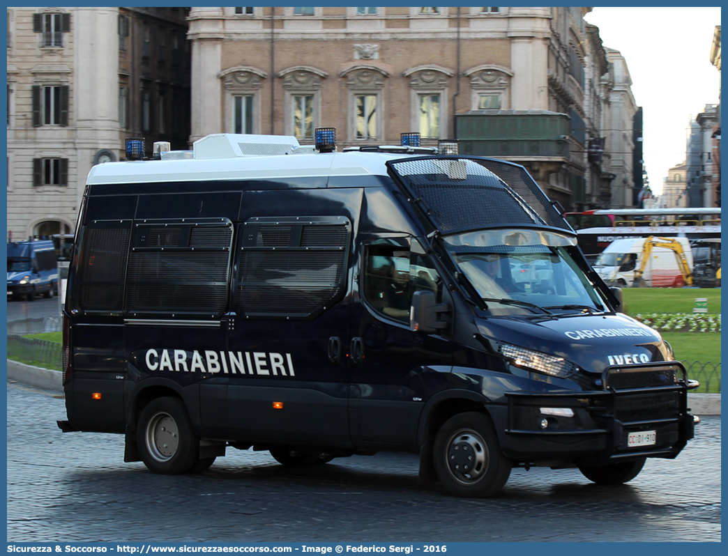 CC DI910
Arma dei Carabinieri
Battaglioni Mobili
Iveco Daily 50C17 VI serie
Allestitore Sperotto S.p.A.
(I fornitura)
Parole chiave: CC;C.C.;Arma;Carabinieri;Battaglioni Mobili;Battaglione Mobile;Iveco;Daily;50C17;Blindato;Ordine Pubblico;Sperotto