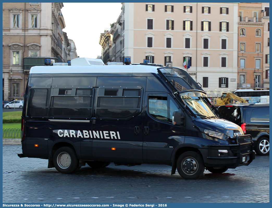 CC DI910
Arma dei Carabinieri
Battaglioni Mobili
Iveco Daily 50C17 VI serie
Allestitore Sperotto S.p.A.
(I fornitura)
Parole chiave: CC;C.C.;Arma;Carabinieri;Battaglioni Mobili;Battaglione Mobile;Iveco;Daily;50C17;Blindato;Ordine Pubblico;Sperotto