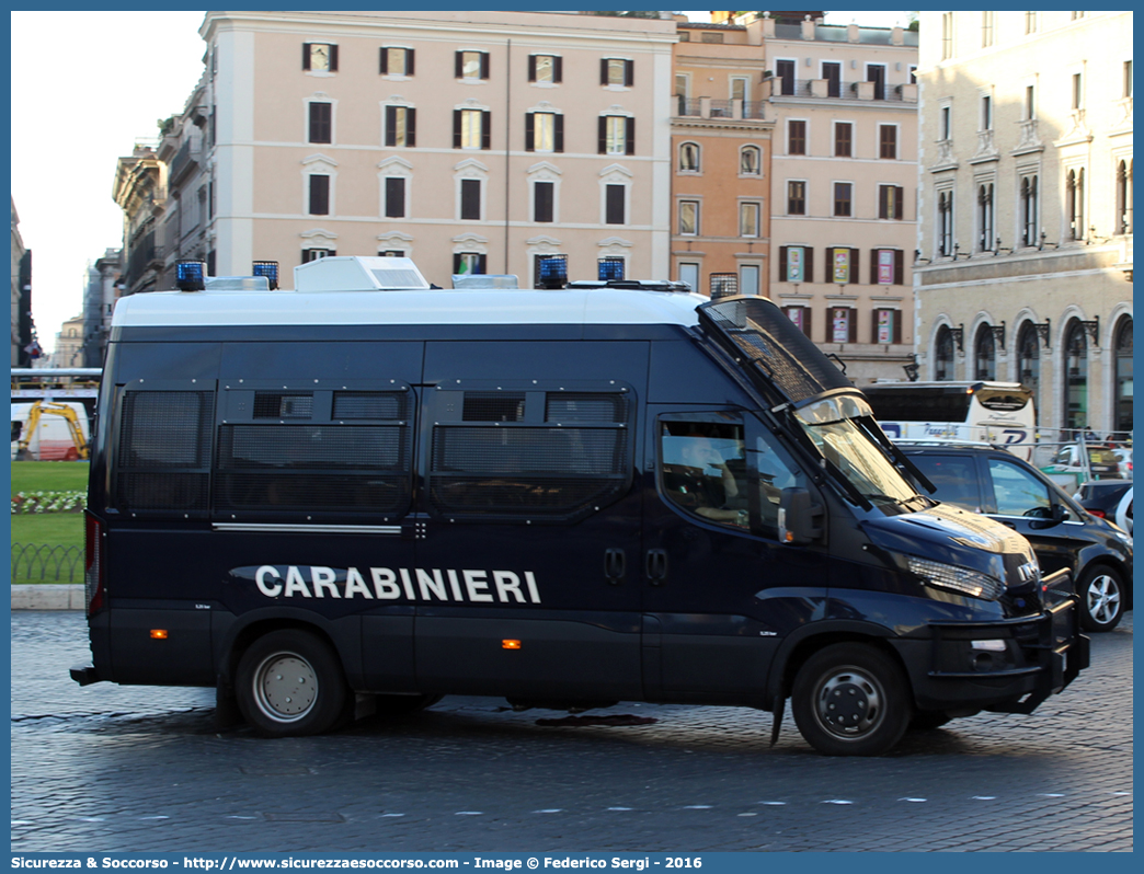 CC DI910
Arma dei Carabinieri
Battaglioni Mobili
Iveco Daily 50C17 VI serie
Allestitore Sperotto S.p.A.
(I fornitura)
Parole chiave: CC;C.C.;Arma;Carabinieri;Battaglioni Mobili;Battaglione Mobile;Iveco;Daily;50C17;Blindato;Ordine Pubblico;Sperotto