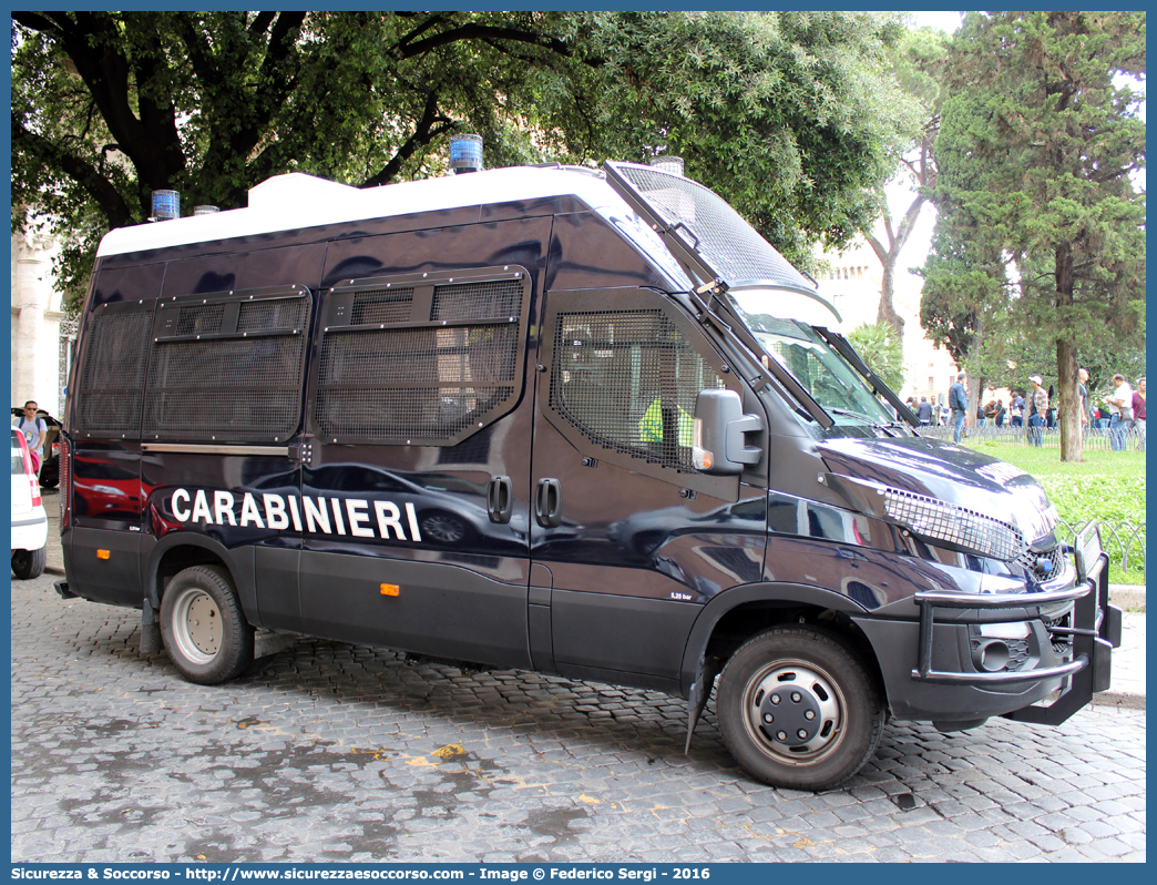 CC DI915
Arma dei Carabinieri
Battaglioni Mobili
Iveco Daily 50C17 VI serie
Allestitore Sperotto S.p.A.
(I fornitura)
Parole chiave: CC;C.C.;Arma;Carabinieri;Battaglioni Mobili;Battaglione Mobile;Iveco;Daily;50C17;Blindato;Ordine Pubblico;Sperotto