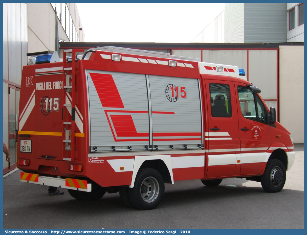 VF 3E8TN
Corpo Vigili del Fuoco Volontari Dro
Mercedes-Benz Sprinter II serie
Allestitore Kofler Fahrzeugbau S.n.c.
Parole chiave: VF;V.F.;Vigili del Fuoco;Vigili;Fuoco;Volontari;Dro;Mercedes;Benz;Sprinter;Kofler;Fahrzeugbau