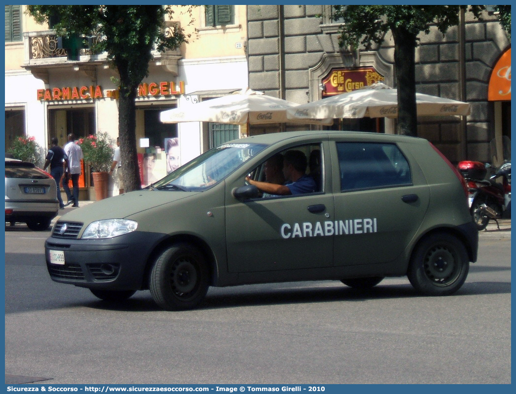 EI CG899
Arma dei Carabinieri
Reparto Carabinieri presso l'Esercito Italiano
Fiat Punto III serie
Parole chiave: EI;E.I.;CC;C.C.;Arma;dei;Carabinieri;Reparto;Esercito;Italiano;Fiat;Punto