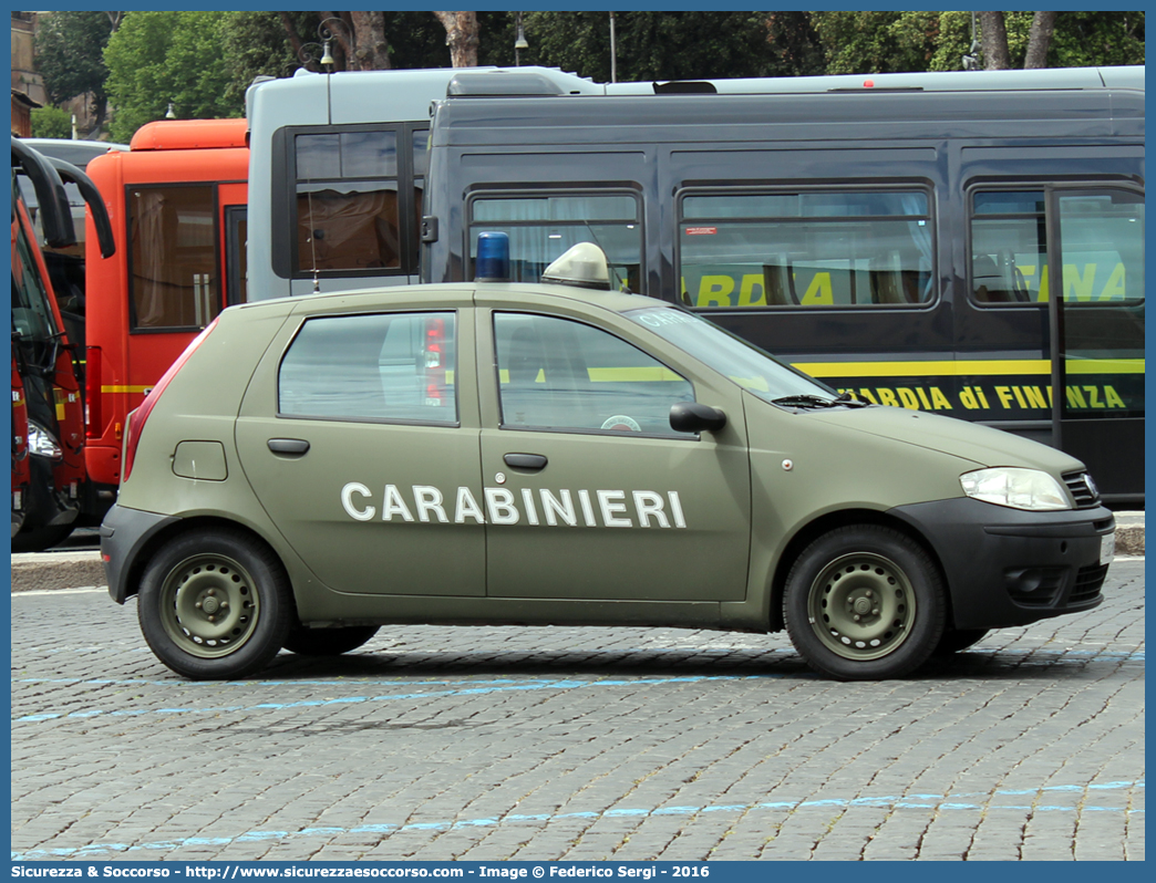 EI CG905
Arma dei Carabinieri
Reparto Carabinieri presso l'Esercito Italiano
Fiat Punto III serie
Parole chiave: EI;E.I.;CC;C.C.;Arma;dei;Carabinieri;Reparto;Esercito;Italiano;Fiat;Punto