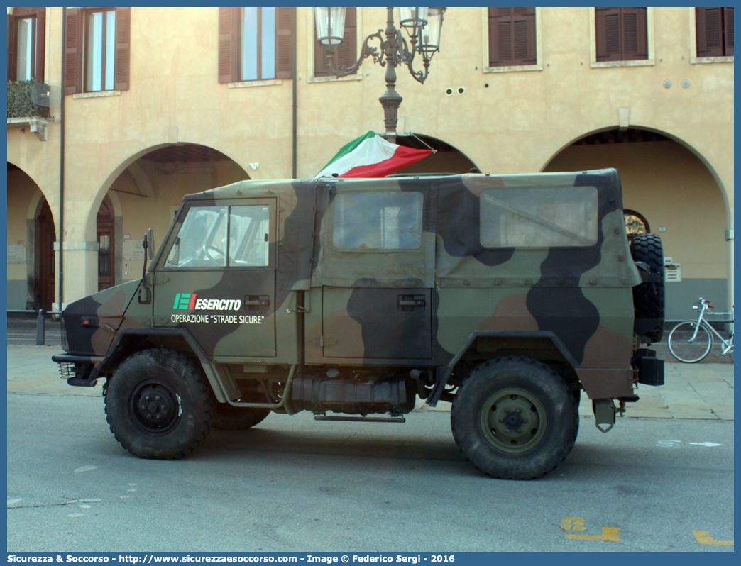 EI CZ909
Esercito Italiano
Iveco VM90T
Parole chiave: EI;E.I.;Esercito;Italiano;Fuoristrada;operazione;strade;sicure;Iveco;VM90T