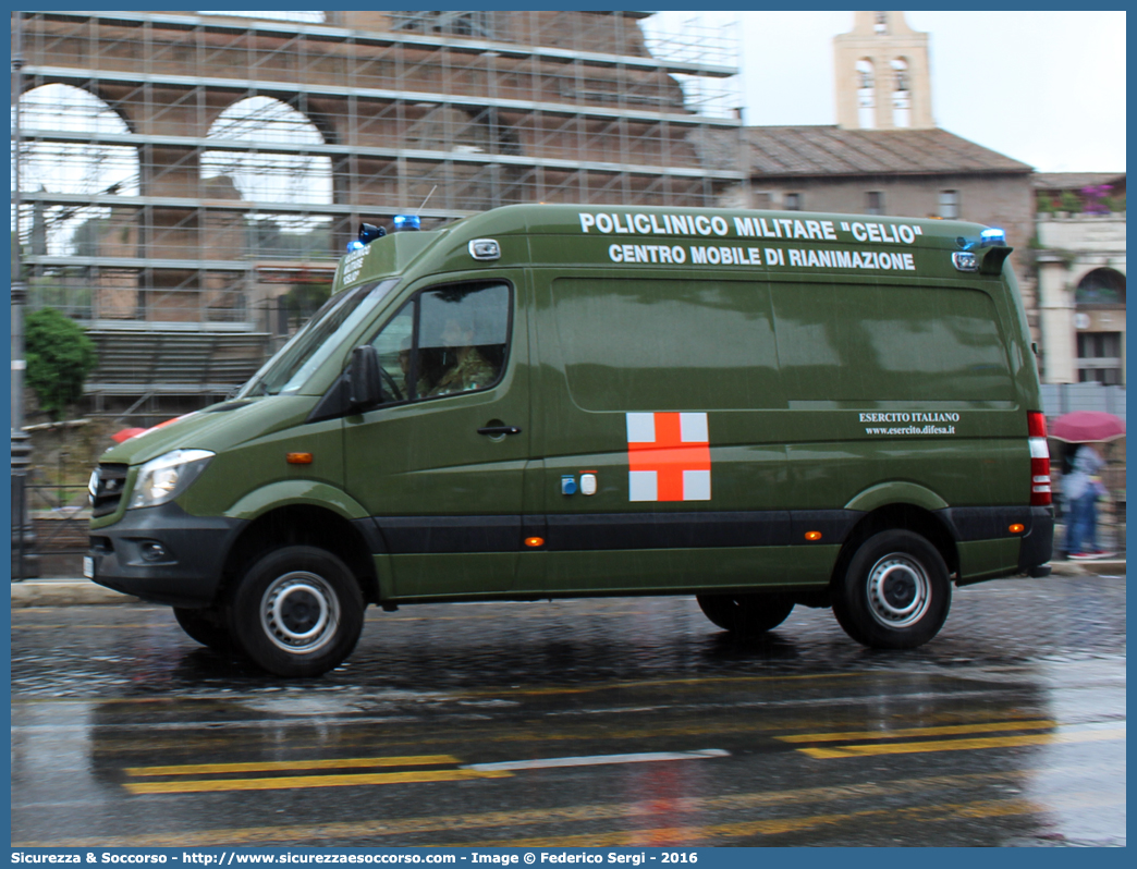 EI DA388
Esercito Italiano
Sanità Militare
Policlinico Militare "Celio"
Mercedes Benz Sprinter 313 4x4 II serie restying
Allestitore Alessi e Becagli S.n.c.
(variante)
Parole chiave: EI;E.I.;Esercito;Italiano;Sanità Militare;Mercedes Benz;Sprinter;4x4;4 x 4;Alessi;e;Becagli