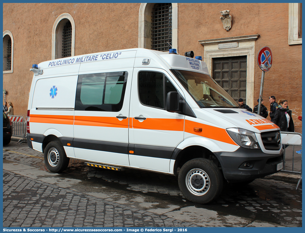 EI DA390
Esercito Italiano
Sanità Militare
Policlinico Militare "Celio"
Mercedes Benz Sprinter 313 4x4 II serie restying
Allestitore Alessi e Becagli S.n.c.
(variante)
Parole chiave: EI;E.I.;Esercito;Italiano;Sanità Militare;Mercedes Benz;Sprinter;4x4;4 x 4;Alessi;e;Becagli