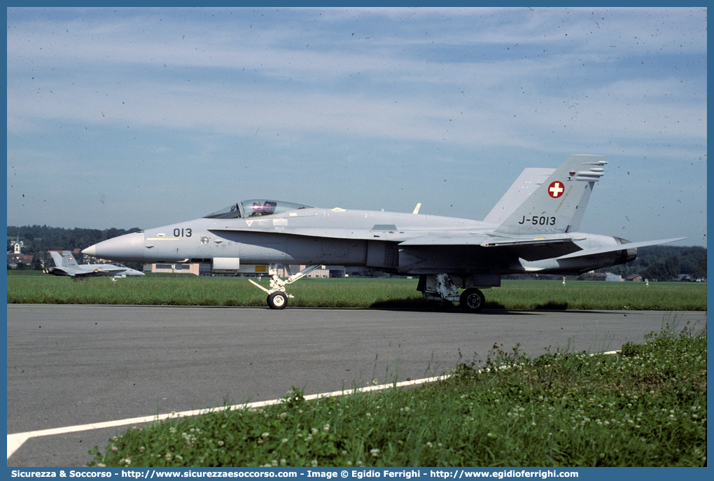 J-5013
Confederazione Svizzera
Forze Aeree Svizzere
McDonnell Douglas F/A-18C Hornet
Parole chiave: Confederazione;Svizzera;Forze;Aeree;Schweizerische;Eidgenossenschaft;Confédération;Suisse;Confederaziun;Svizra;Flugwaffe;Forces;Aériennes;Suisses;Aviatica;Militara;McDonnell;Douglas;F/A;18C;Hornet