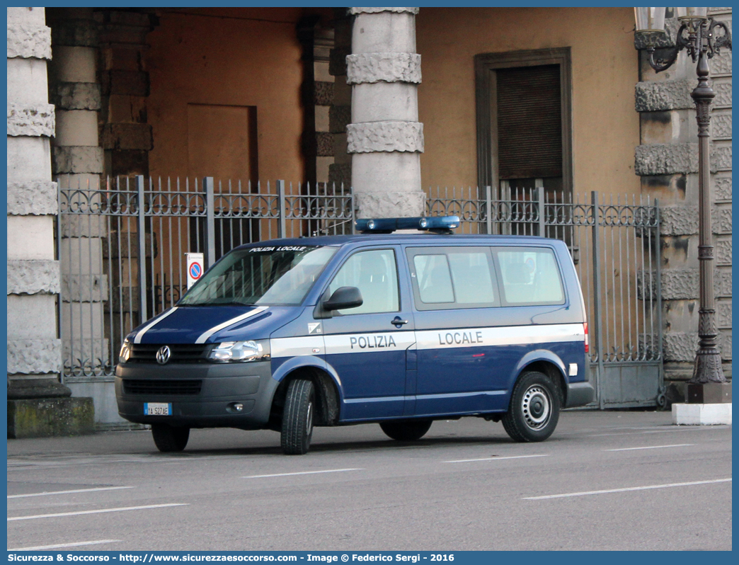 Polizia Locale YA527AE
Polizia Locale
Comune di Padova
Volkswagen Transporter T5 restyling
Allestitore Focaccia Group S.r.l.
Parole chiave: Polizia;Locale;Municipale;Padova;Volkswagen;Transporter;T5;Focaccia;YA527AE;YA 527 AE