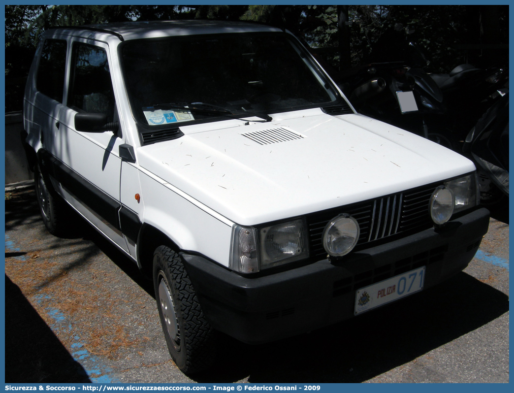 Polizia 071
Repubblica di San Marino
Gendarmeria
Fiat Panda 4x4 II serie
Parole chiave: Repubblica;San Marino;RSM;R.S.M.;Gendarmeria;Fiat;Panda;4x4