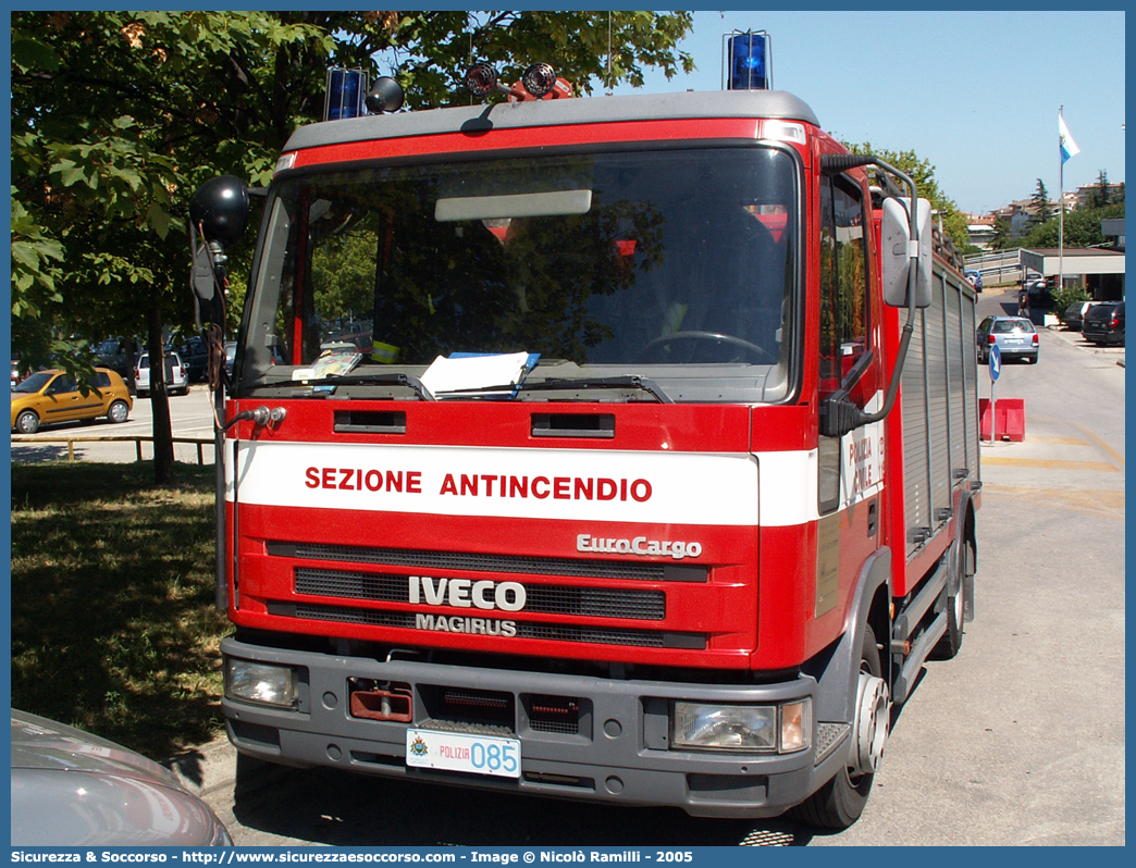 Polizia 085
Repubblica di San Marino
Polizia Civile
Sezione Antincendio
Iveco EuroCargo 85E15 I serie
Parole chiave: Repubblica;San Marino;RSM;R.S.M.;Polizia Civile;Sezione;Antincendio;Iveco;EuroCargo;85E15