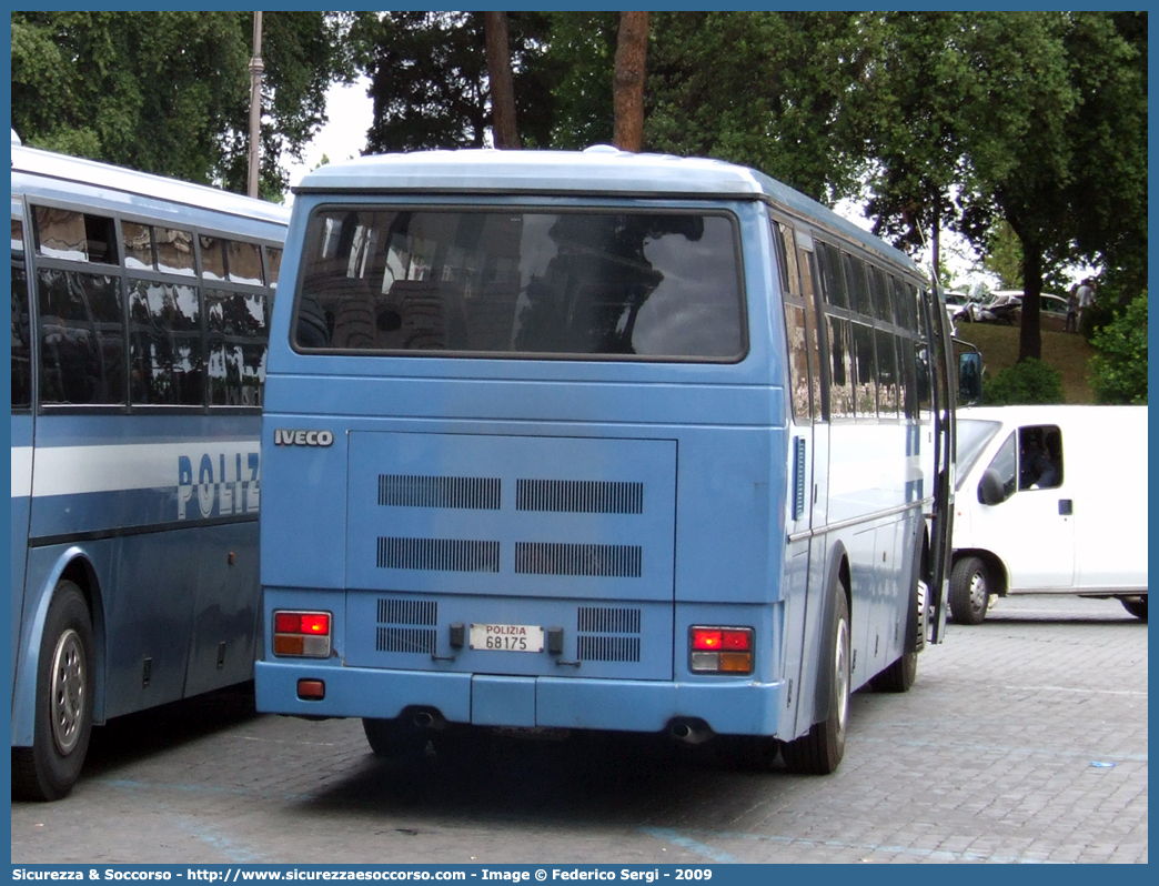 Polizia 68175
Polizia di Stato
Iveco 370/370S/370SE
Parole chiave: Polizia di Stato;Polizia;PS;P.S.;Fiat;Iveco;370;370S;370SE