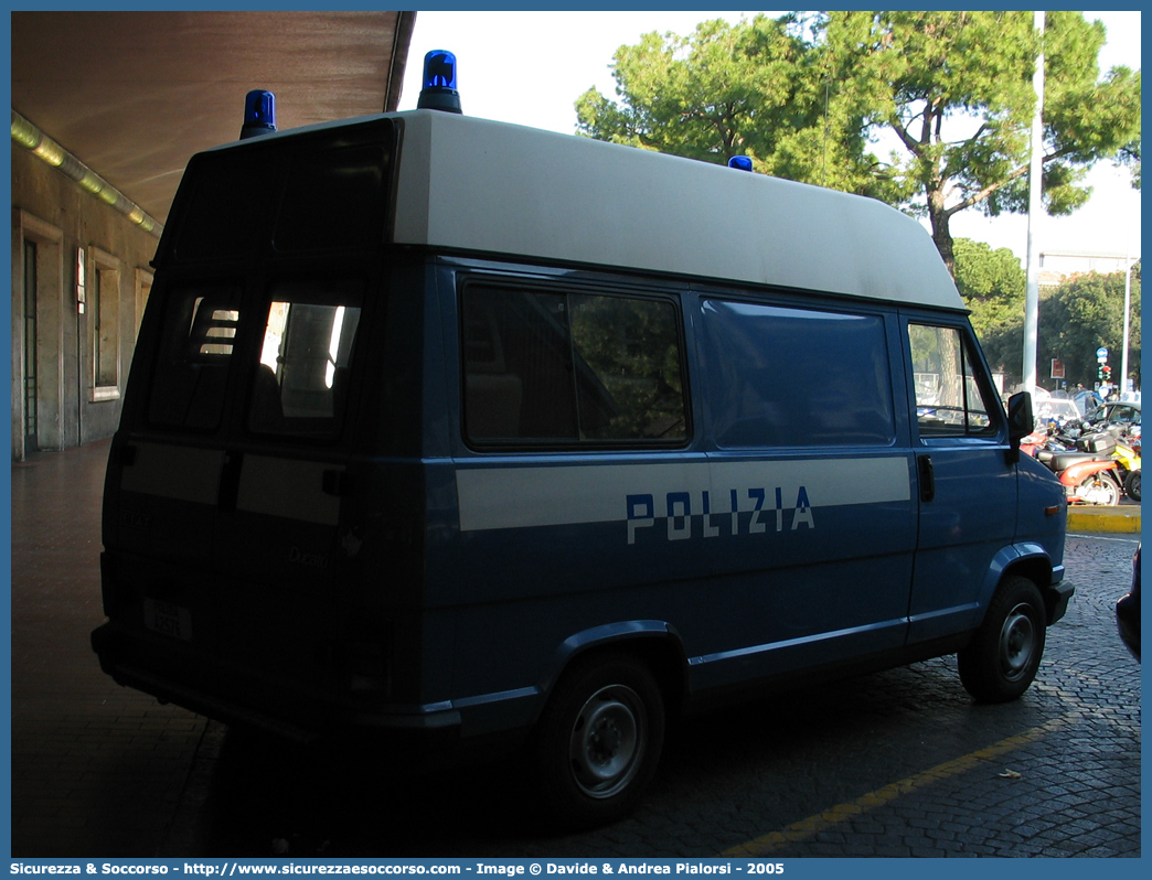 Polizia A2576
Polizia di Stato
Fiat Ducato I serie
Parole chiave: Polizia di Stato;Polizia;PS;P.S.;Fiat;Ducato;Trasporto;Detenuti