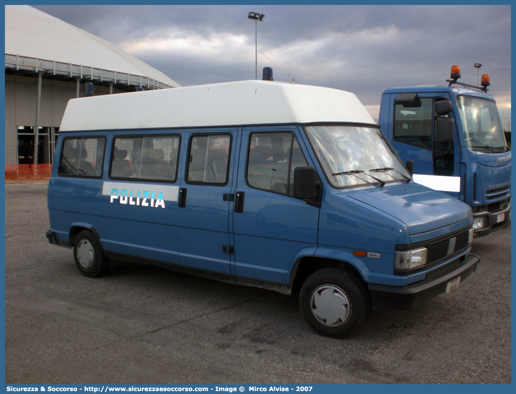 Polizia A9695
Polizia di Stato
Fiat Ducato I serie restyling
Parole chiave: Polizia di Stato;Polizia;PS;P.S.;Fiat;Ducato