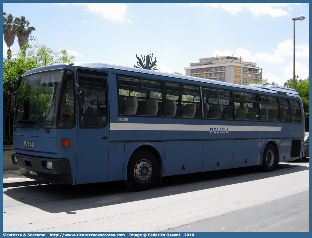 Polizia B2383
Polizia di Stato
Iveco 370/370S/370SE
Parole chiave: Polizia di Stato;Polizia;PS;P.S.;Fiat;Iveco;370;370S;370SE