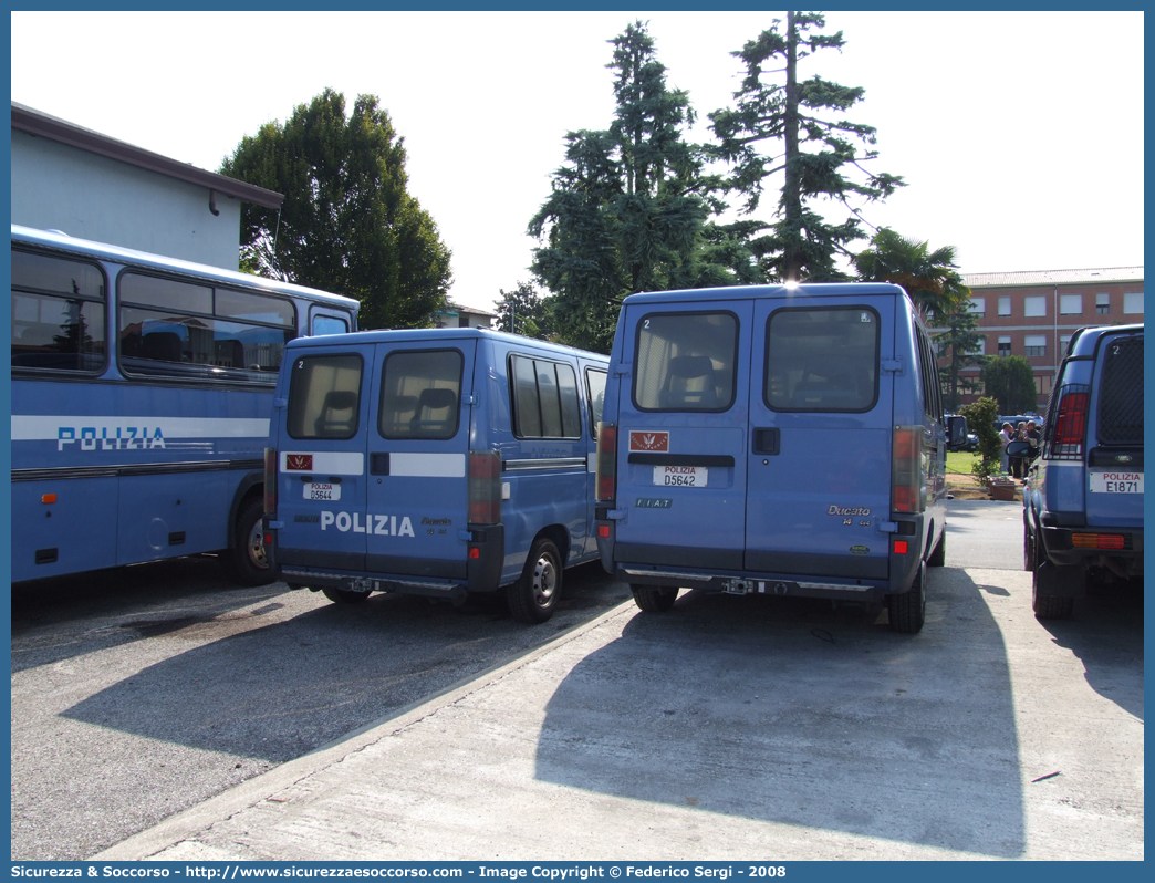 Polizia D5642 e Polizia D5644
Polizia di Stato
Reparto Mobile
Fiat Ducato II serie
Allestitore Elevox S.r.l.
Parole chiave: PS;P.S.;Polizia;di;Stato;Reparto;Mobile;Ordine;Pubblico;Fiat;Ducato;Elevox