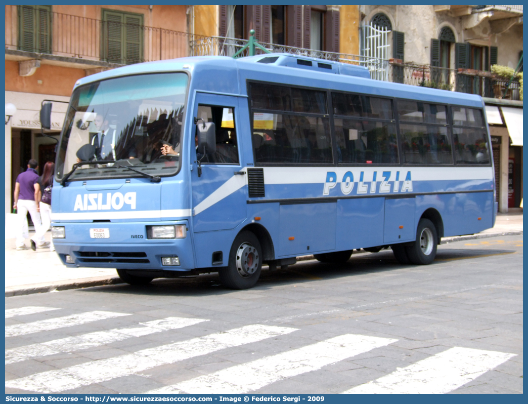 Polizia E0063
Polizia di Stato
Iveco 315S Turbo
Parole chiave: PS;P.S.;Polizia;di;Stato;Pubblica;Sicurezza;Iveco;315S;Turbo;E0063