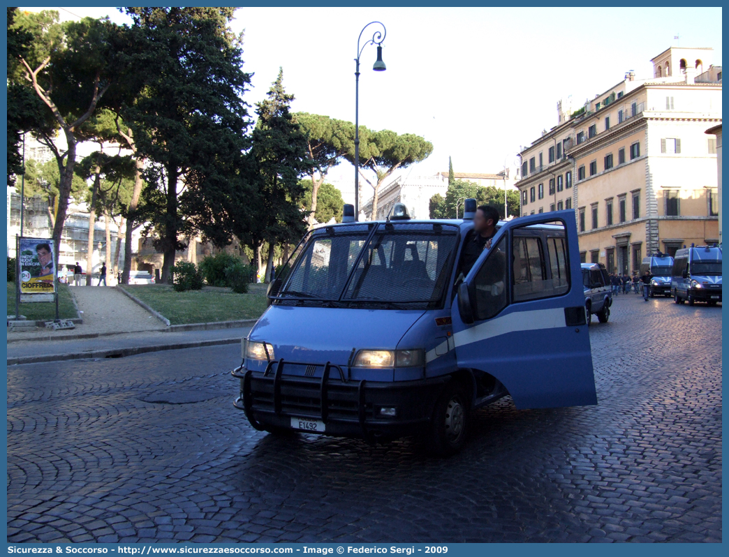 Polizia E1492
Polizia di Stato
Reparto Mobile
Fiat Ducato II serie
Allestitore Elevox S.r.l.
Parole chiave: PS;P.S.;Polizia;di;Stato;Reparto;Mobile;Ordine;Pubblico;Fiat;Ducato;Elevox