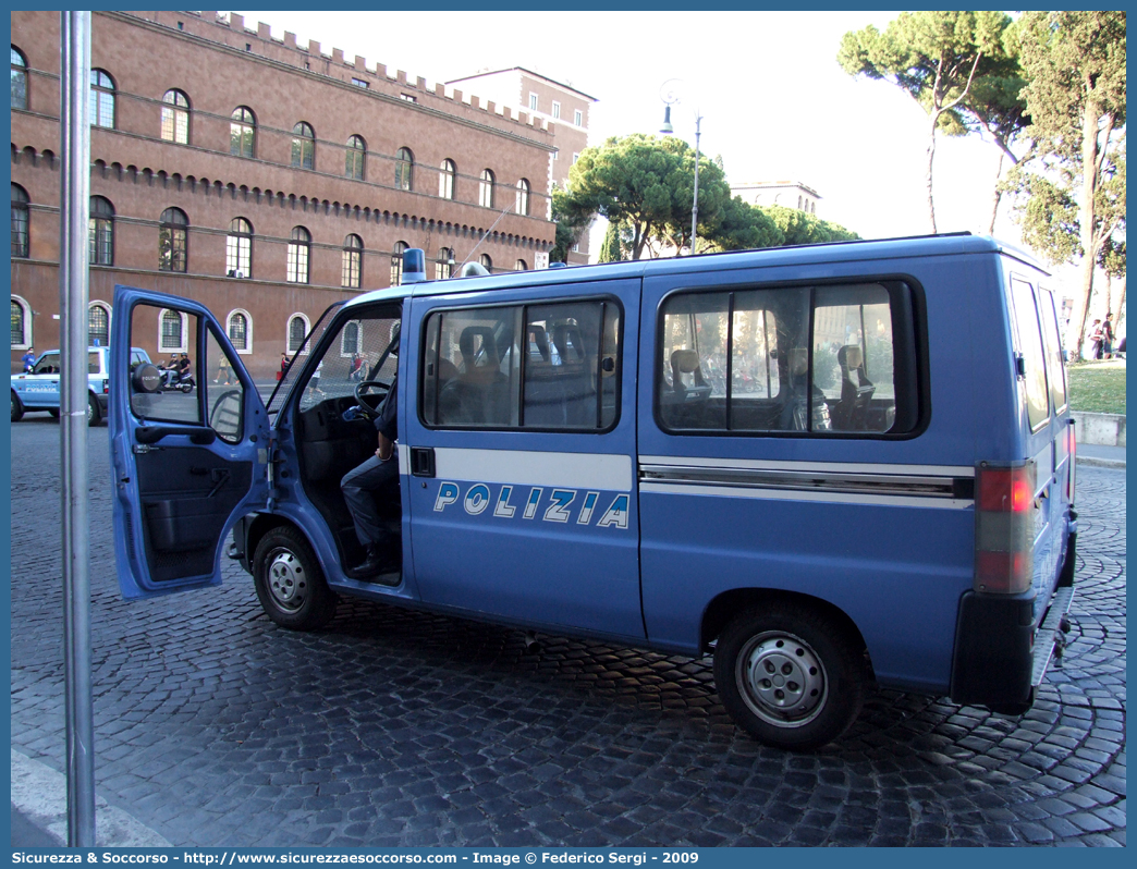 Polizia E1492
Polizia di Stato
Reparto Mobile
Fiat Ducato II serie
Allestitore Elevox S.r.l.
Parole chiave: PS;P.S.;Polizia;di;Stato;Reparto;Mobile;Ordine;Pubblico;Fiat;Ducato;Elevox