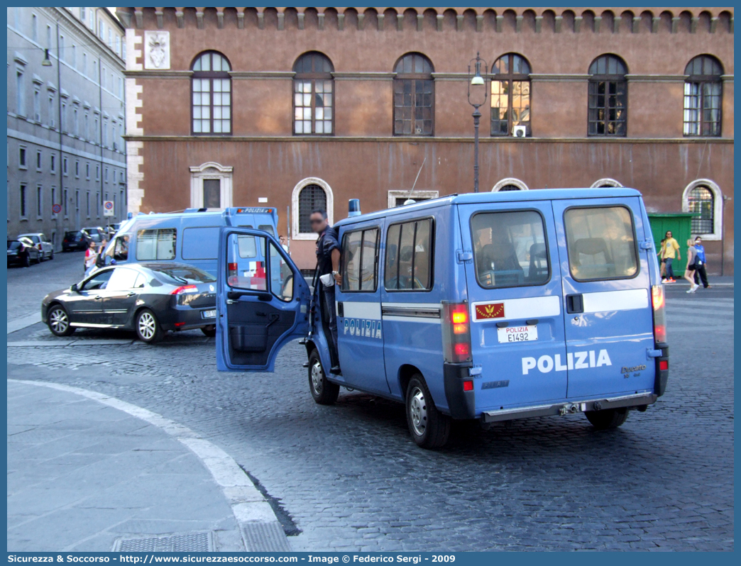 Polizia E1492
Polizia di Stato
Reparto Mobile
Fiat Ducato II serie
Allestitore Elevox S.r.l.
Parole chiave: PS;P.S.;Polizia;di;Stato;Reparto;Mobile;Ordine;Pubblico;Fiat;Ducato;Elevox