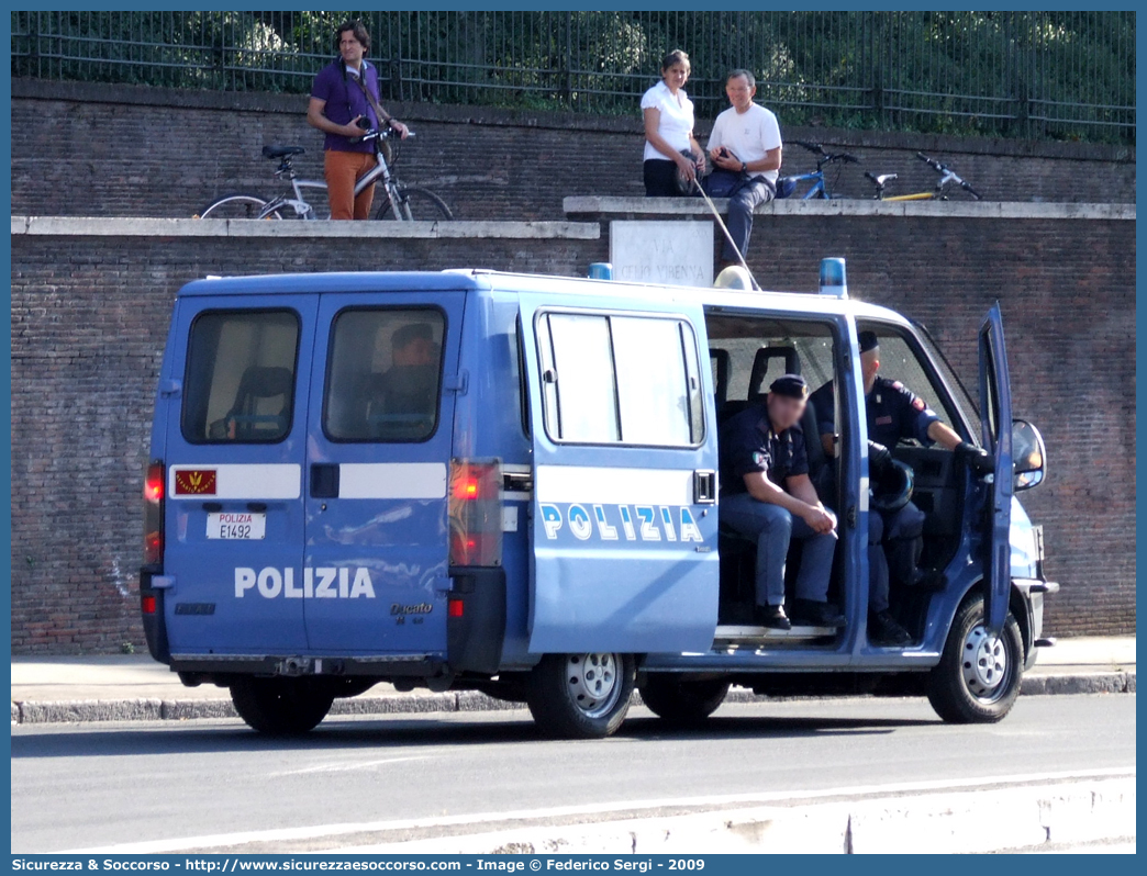 Polizia E1492
Polizia di Stato
Reparto Mobile
Fiat Ducato II serie
Allestitore Elevox S.r.l.
Parole chiave: PS;P.S.;Polizia;di;Stato;Reparto;Mobile;Ordine;Pubblico;Fiat;Ducato;Elevox