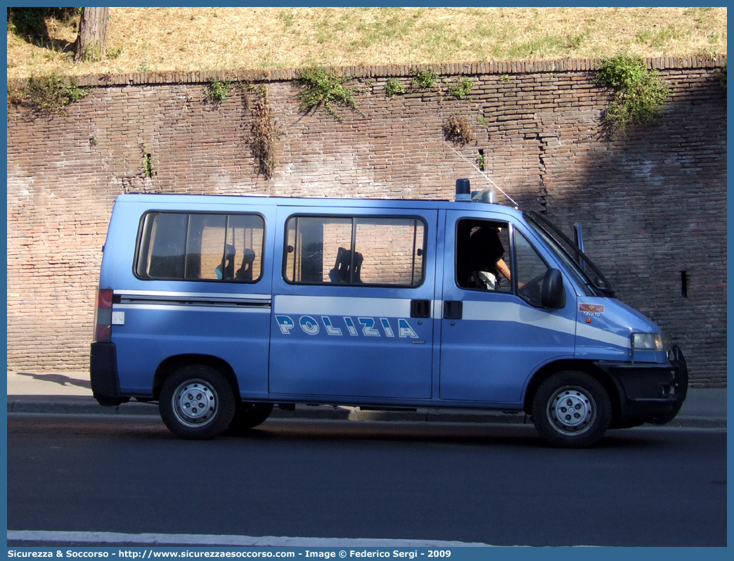 Polizia E1495
Polizia di Stato
Reparto Mobile
Fiat Ducato II serie
Allestitore Elevox S.r.l.
Parole chiave: PS;P.S.;Polizia;di;Stato;Reparto;Mobile;Ordine;Pubblico;Fiat;Ducato;Elevox