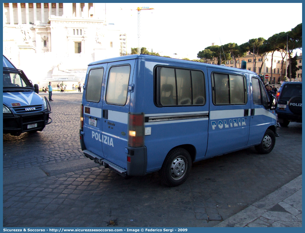 Polizia E1528
Polizia di Stato
Reparto Mobile
Fiat Ducato II serie
Allestitore Elevox S.r.l.
Parole chiave: PS;P.S.;Polizia;di;Stato;Reparto;Mobile;Ordine;Pubblico;Fiat;Ducato;Elevox