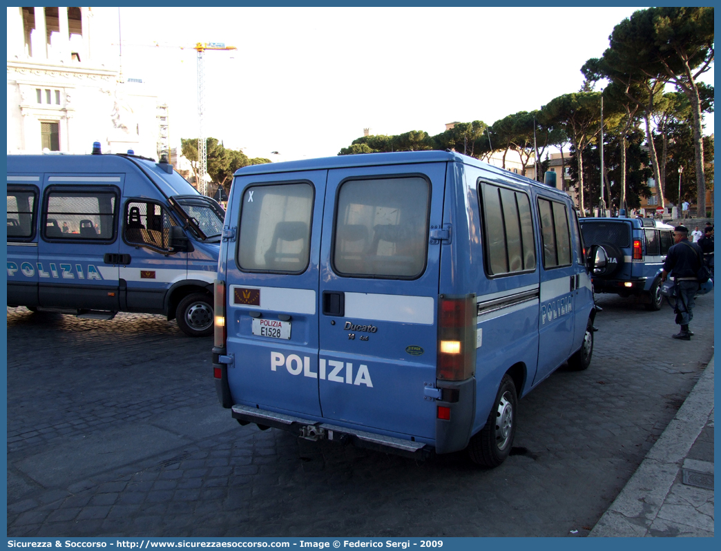 Polizia E1528
Polizia di Stato
Reparto Mobile
Fiat Ducato II serie
Allestitore Elevox S.r.l.
Parole chiave: PS;P.S.;Polizia;di;Stato;Reparto;Mobile;Ordine;Pubblico;Fiat;Ducato;Elevox