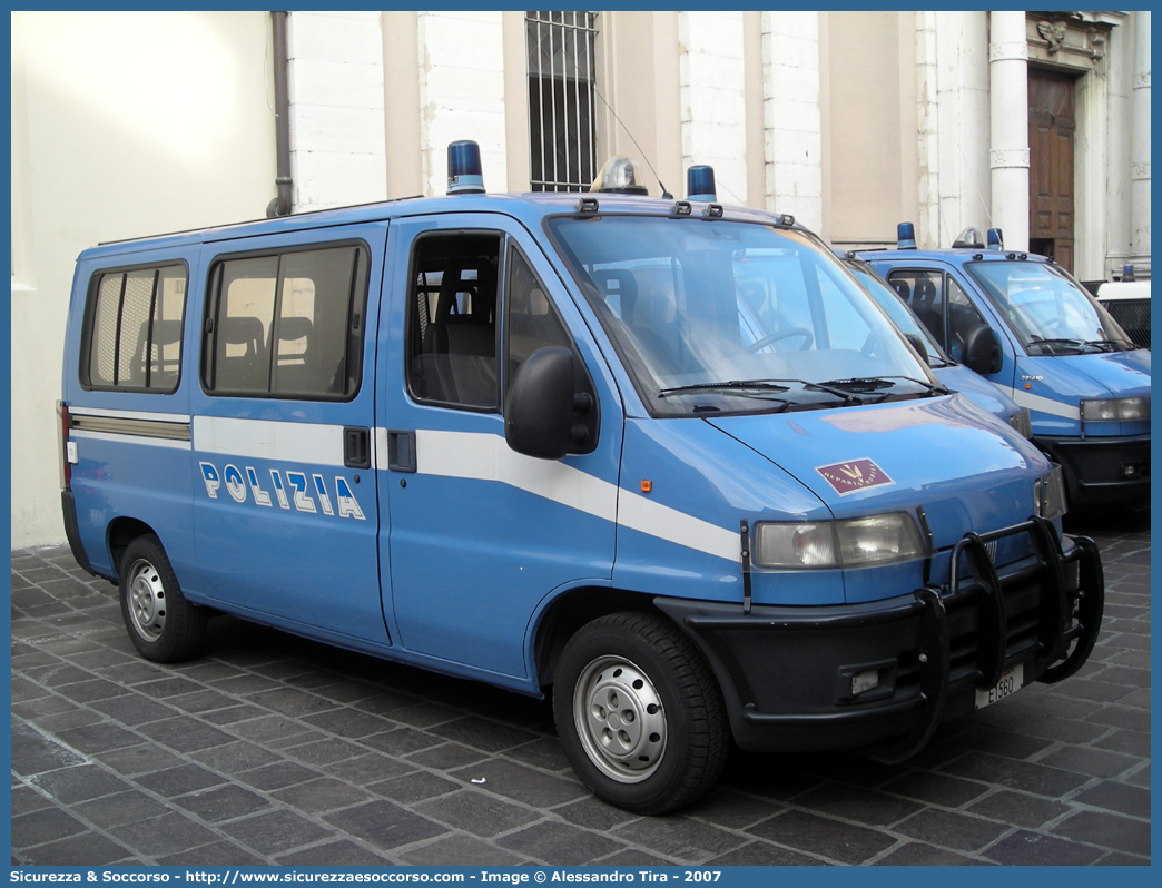 Polizia E1560
Polizia di Stato
Reparto Mobile
Fiat Ducato II serie
Allestitore Elevox S.r.l.
Parole chiave: PS;P.S.;Polizia;di;Stato;Reparto;Mobile;Ordine;Pubblico;Fiat;Ducato;Elevox