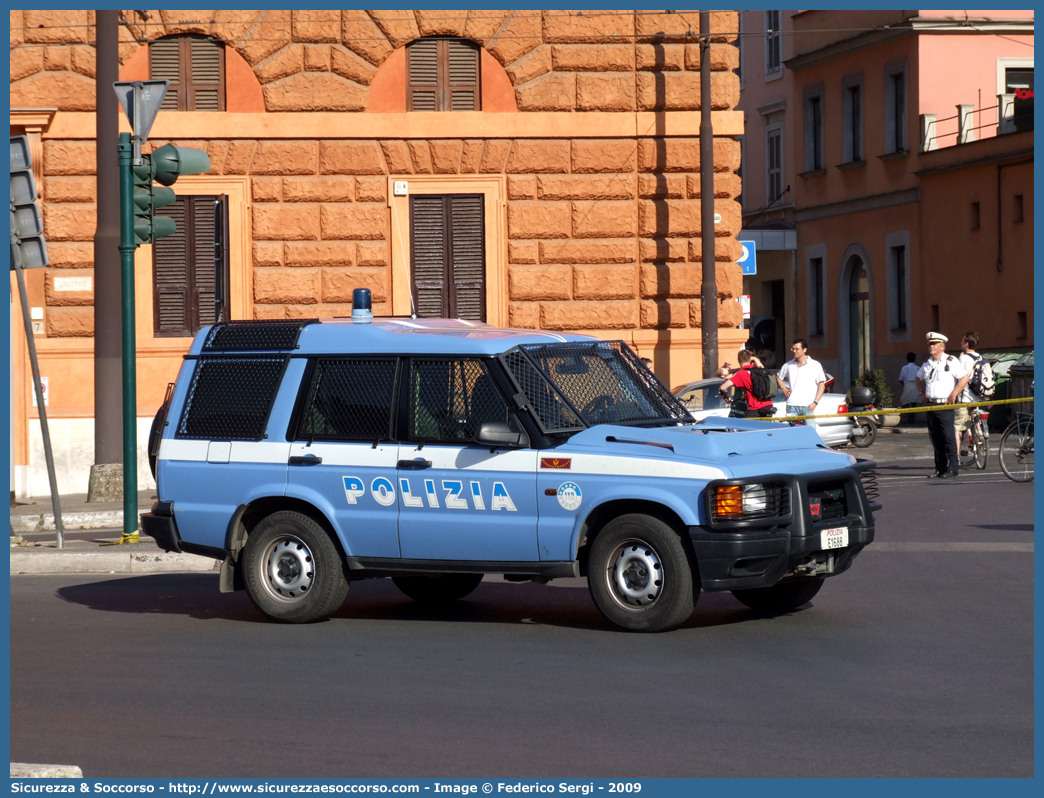 Polizia E1688
Polizia di Stato
Reparto Mobile
Land Rover Discovery II serie
Allestitore Carrozzeria Marazzi S.p.A.
Parole chiave: PS;P.S.;Polizia;di;Stato;Reparto;Mobile;Ordine;Pubblico;Land Rover;Discovery;Marazzi