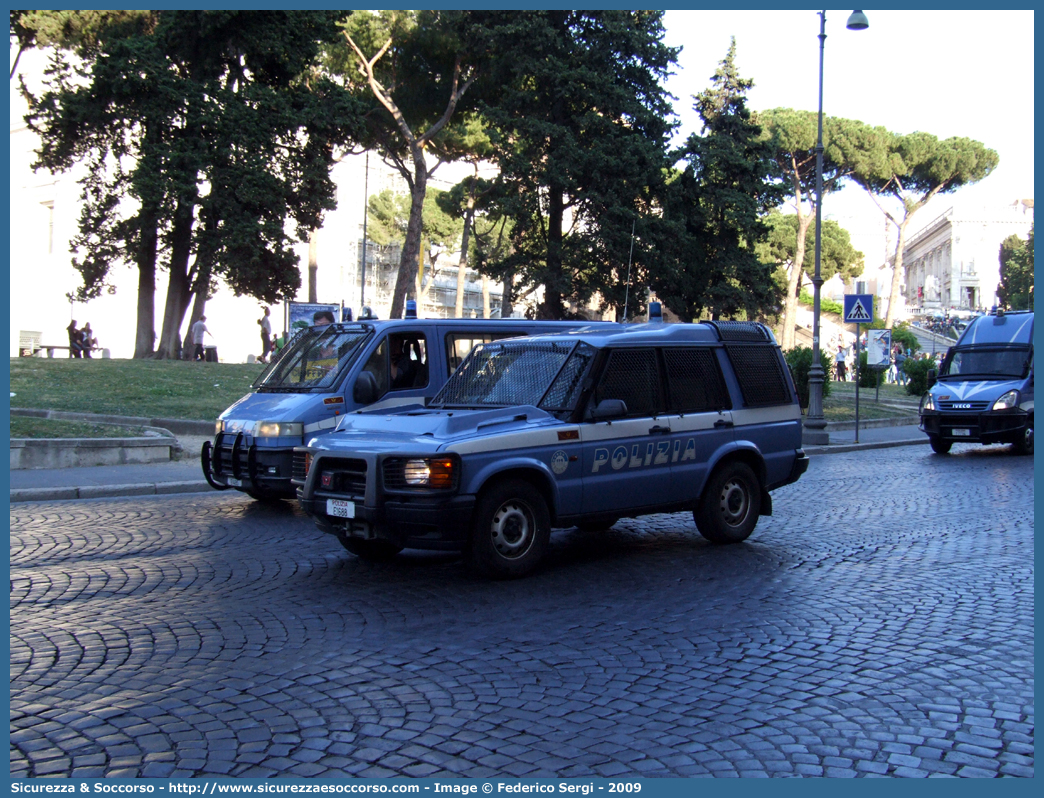 Polizia E1688
Polizia di Stato
Reparto Mobile
Land Rover Discovery II serie
Allestitore Carrozzeria Marazzi S.p.A.
Parole chiave: PS;P.S.;Polizia;di;Stato;Reparto;Mobile;Ordine;Pubblico;Land Rover;Discovery;Marazzi