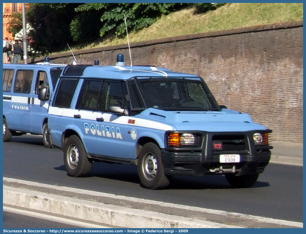 Polizia E1699
Polizia di Stato
Reparto Mobile
Land Rover Discovery II serie
Allestitore Carrozzeria Marazzi S.p.A.
Parole chiave: PS;P.S.;Polizia;di;Stato;Reparto;Mobile;Ordine;Pubblico;Land Rover;Discovery;Marazzi