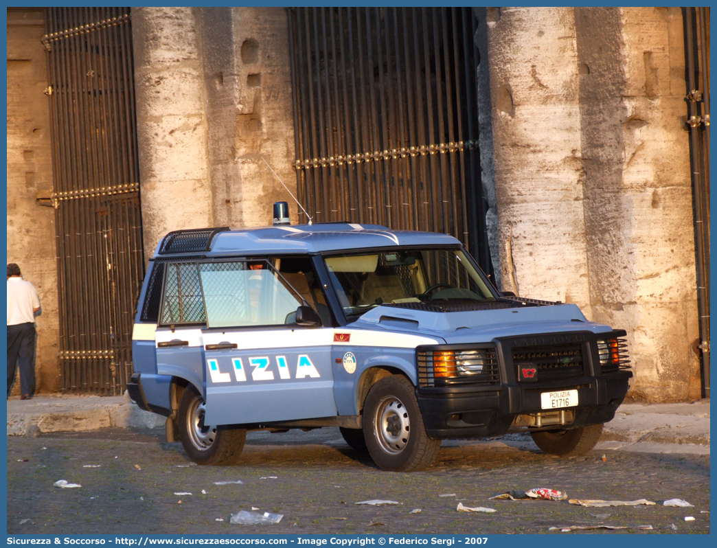 Polizia E1716
Polizia di Stato
Reparto Mobile
Land Rover Discovery II serie
Allestitore Carrozzeria Marazzi S.p.A.
Parole chiave: PS;P.S.;Polizia;di;Stato;Reparto;Mobile;Ordine;Pubblico;Land Rover;Discovery;Marazzi