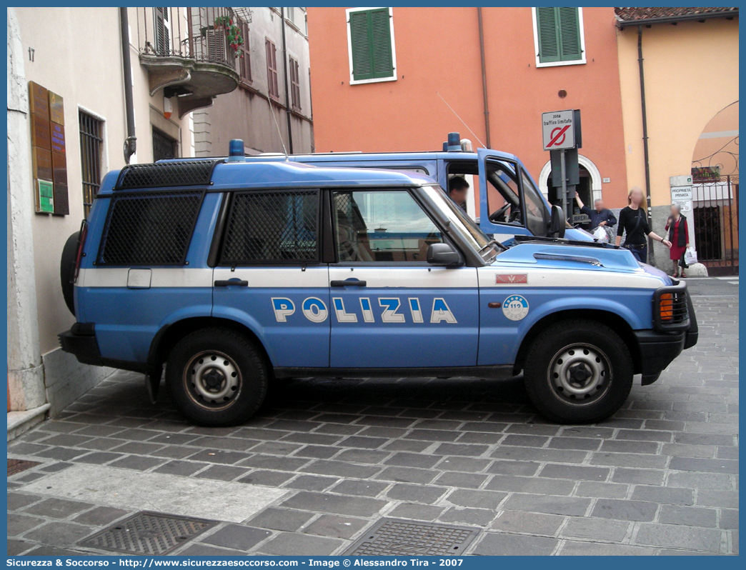 Polizia E1811
Polizia di Stato
Reparto Mobile
Land Rover Discovery II serie
Allestitore Carrozzeria Marazzi S.p.A.
Parole chiave: PS;P.S.;Polizia;di;Stato;Reparto;Mobile;Ordine;Pubblico;Land Rover;Discovery;Marazzi