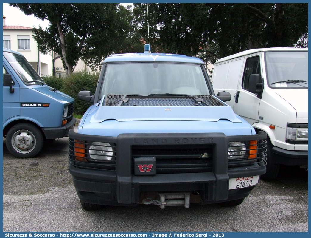 Polizia E1853
Polizia di Stato
Reparto Mobile
Land Rover Discovery II serie
Allestitore Carrozzeria Marazzi S.p.A.
Parole chiave: PS;P.S.;Polizia;di;Stato;Reparto;Mobile;Ordine;Pubblico;Land Rover;Discovery;Marazzi