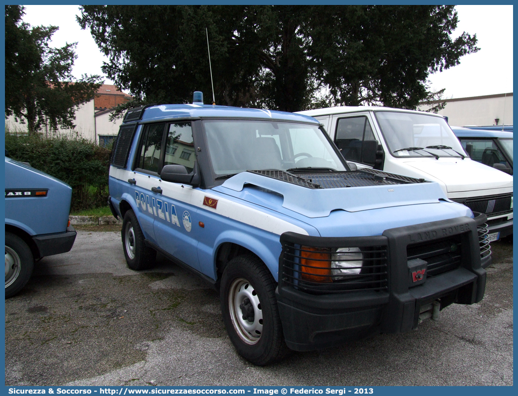 Polizia E1853
Polizia di Stato
Reparto Mobile
Land Rover Discovery II serie
Allestitore Carrozzeria Marazzi S.p.A.
Parole chiave: PS;P.S.;Polizia;di;Stato;Reparto;Mobile;Ordine;Pubblico;Land Rover;Discovery;Marazzi