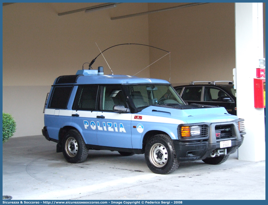 Polizia E1865
Polizia di Stato
Reparto Mobile
Land Rover Discovery II serie
Allestitore Carrozzeria Marazzi S.p.A.
Parole chiave: PS;P.S.;Polizia;di;Stato;Reparto;Mobile;Ordine;Pubblico;Land Rover;Discovery;Marazzi