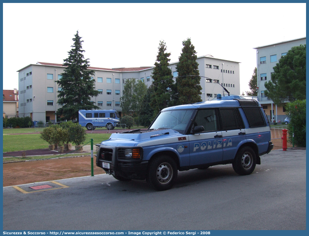 Polizia E1865
Polizia di Stato
Reparto Mobile
Land Rover Discovery II serie
Allestitore Carrozzeria Marazzi S.p.A.
Parole chiave: PS;P.S.;Polizia;di;Stato;Reparto;Mobile;Ordine;Pubblico;Land Rover;Discovery;Marazzi