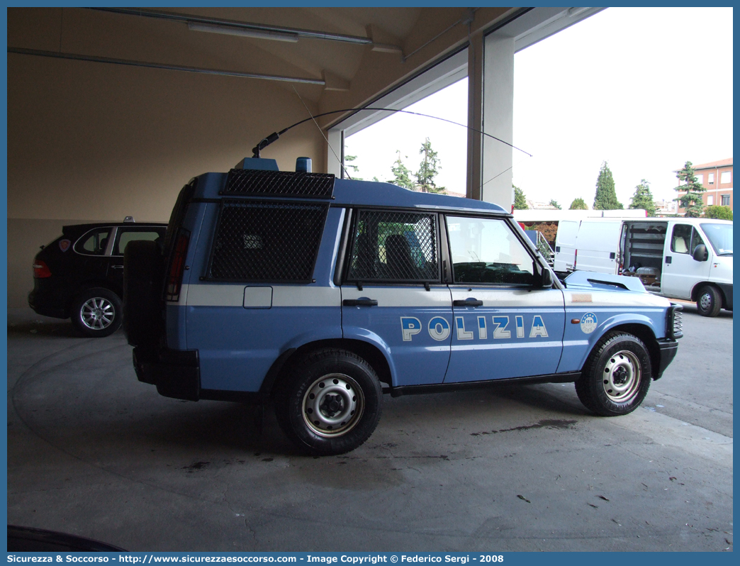 Polizia E1865
Polizia di Stato
Reparto Mobile
Land Rover Discovery II serie
Allestitore Carrozzeria Marazzi S.p.A.
Parole chiave: PS;P.S.;Polizia;di;Stato;Reparto;Mobile;Ordine;Pubblico;Land Rover;Discovery;Marazzi