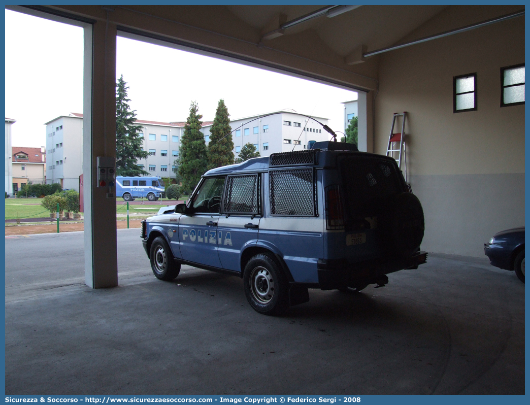 Polizia E1865
Polizia di Stato
Reparto Mobile
Land Rover Discovery II serie
Allestitore Carrozzeria Marazzi S.p.A.
Parole chiave: PS;P.S.;Polizia;di;Stato;Reparto;Mobile;Ordine;Pubblico;Land Rover;Discovery;Marazzi