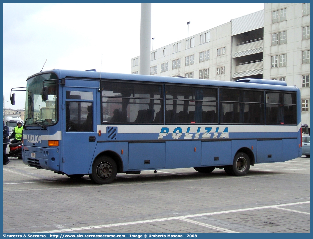 Polizia F0779
Polizia di Stato
Iveco Cacciamali 100e21
Parole chiave: PS;P.S.;Polizia;di;Stato;Pubblica;Sicurezza;Iveco;Cacciamali;100e21;F0779