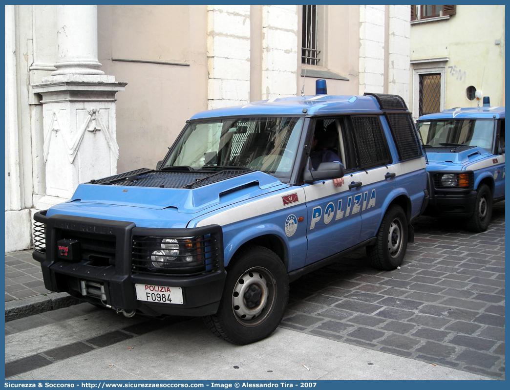 Polizia F0984
Polizia di Stato
Reparto Mobile
Land Rover Discovery II serie restyling
Allestitore Carrozzeria Marazzi S.p.A.
Parole chiave: PS;P.S.;Polizia;Polizia di Stato;Reparto Mobile;Fuoristrada;Land Rover;Discovery;Marazzi