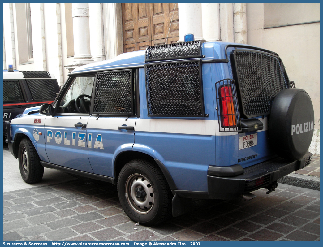 Polizia F0984
Polizia di Stato
Reparto Mobile
Land Rover Discovery II serie restyling
Allestitore Carrozzeria Marazzi S.p.A.
Parole chiave: PS;P.S.;Polizia;Polizia di Stato;Reparto Mobile;Fuoristrada;Land Rover;Discovery;Marazzi